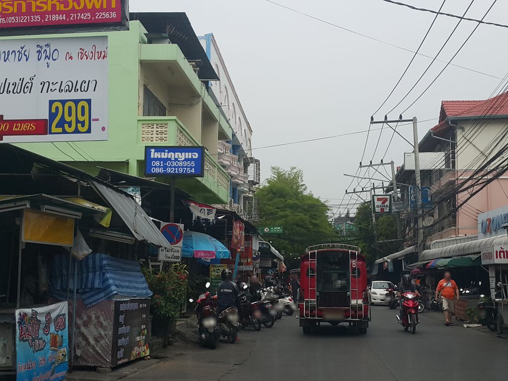 ภาพถนนตรงที่ จ๊าดลำ ตั้งอยู่ ถ่ายโดย jrcarlsen พ.ศ. 2559 (2016) · A street-level view of where จ๊าดลำ · Chatlam stands, by jrcarlsen in 2559 (2016)