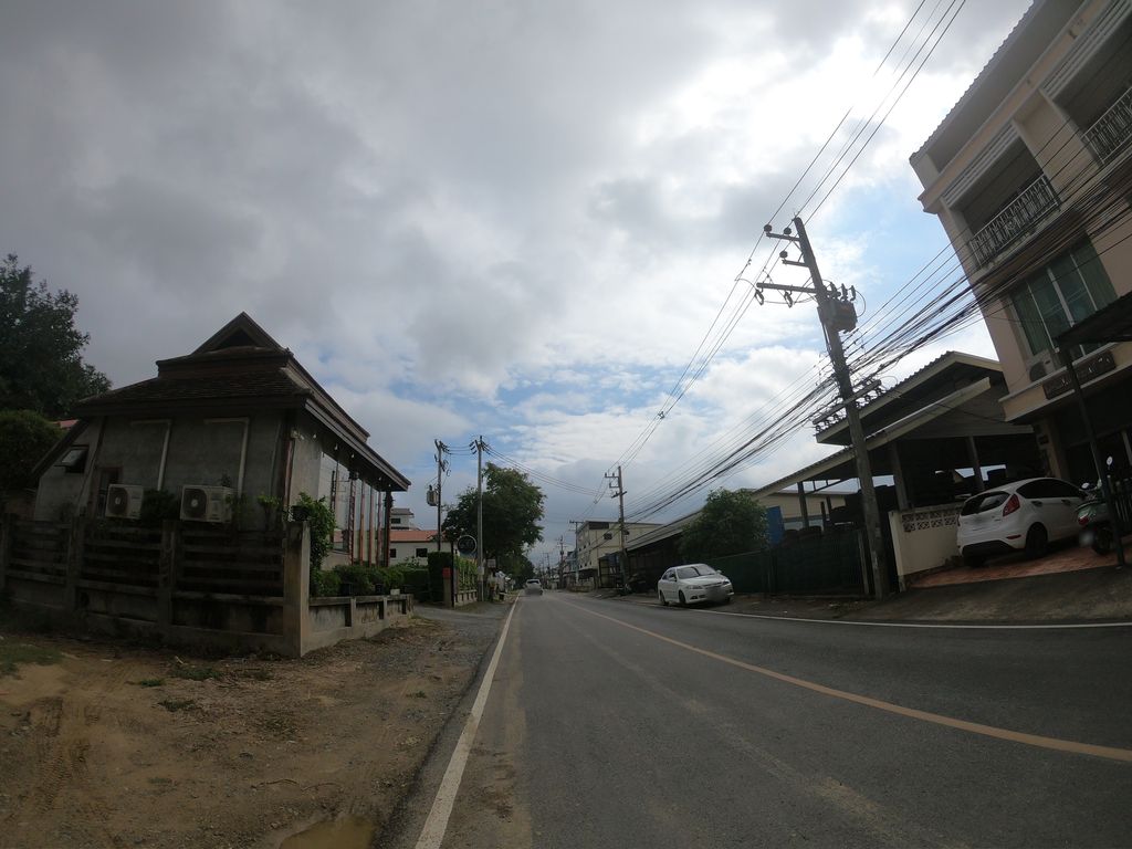 ภาพถนนตรงที่ Casa Da Lua ตั้งอยู่ ถ่ายโดย chanuwath_grab พ.ศ. 2562 (2019) · A street-level view of where Casa Da Lua stands, by chanuwath_grab in 2562 (2019)