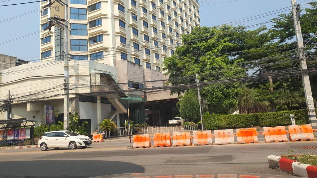 ภาพถนนตรงที่ Buarawong Residence ตั้งอยู่ ถ่ายโดย jrcarlsen พ.ศ. 2565 (2022) · A street-level view of where Buarawong Residence stands, by jrcarlsen in 2565 (2022)
