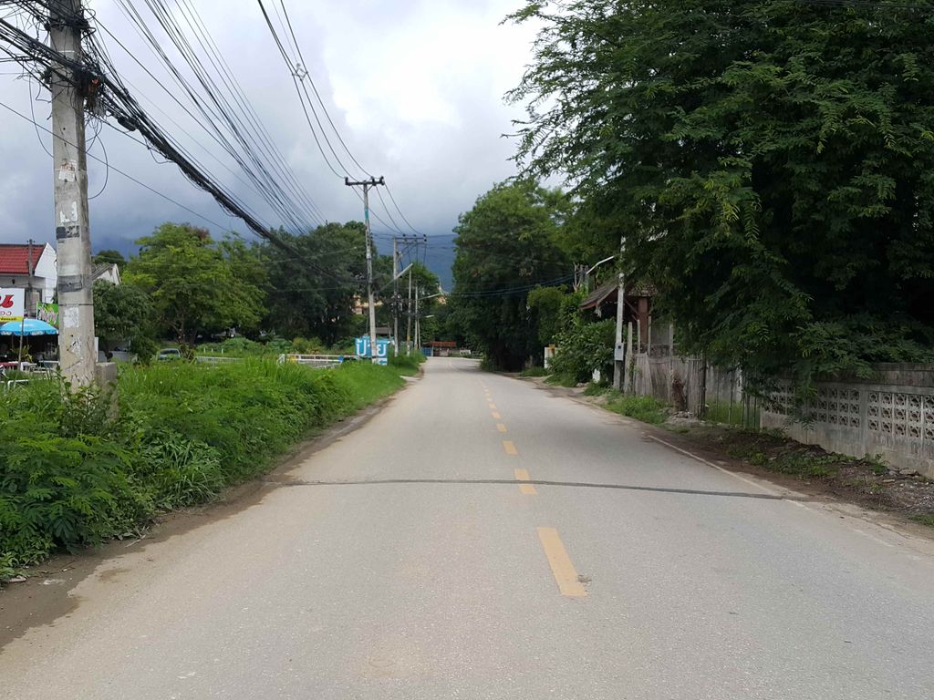 ภาพถนนตรงที่ ลุงหง๋อ IN the YARD ตั้งอยู่ ถ่ายโดย jrcarlsen พ.ศ. 2558 (2015) · A street-level view of where ลุงหง๋อ IN the YARD stands, by jrcarlsen in 2558 (2015)