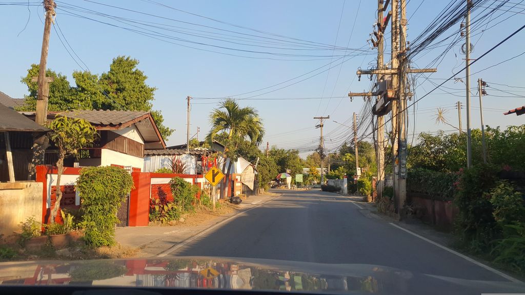 ภาพถนนตรงที่ ร้านตัดผมชายคุณนายบาร์เบอร์ ตั้งอยู่ ถ่ายโดย jrcarlsen พ.ศ. 2566 (2023) · A street-level view of where ร้านตัดผมชายคุณนายบาร์เบอร์ · Chai Khunnai Barber Barber stands, by jrcarlsen in 2566 (2023)