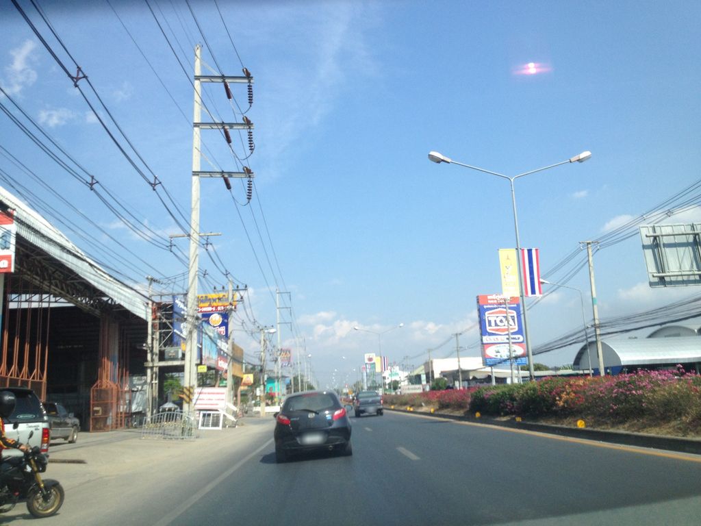ภาพถนนตรงที่ ราชาข้าวซอย ตั้งอยู่ ถ่ายโดย jimwatana พ.ศ. 2558 (2015) · A street-level view of where ราชาข้าวซอย · Rachakhaosoi stands, by jimwatana in 2558 (2015)