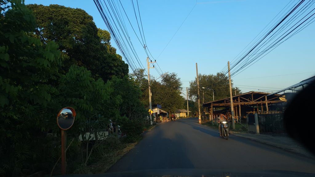 ภาพถนนตรงที่ วัวหันกำนันบอย ตั้งอยู่ ถ่ายโดย jrcarlsen พ.ศ. 2562 (2019) · A street-level view of where วัวหันกำนันบอย · Wuahan Kamnan Boi stands, by jrcarlsen in 2562 (2019)