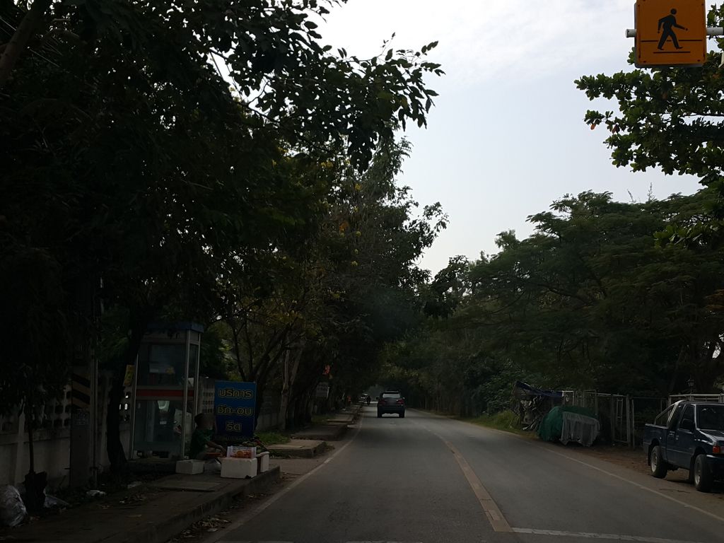 ภาพถนนตรงที่ รันนิ่งเชียงใหม่ ตั้งอยู่ ถ่ายโดย jrcarlsen พ.ศ. 2558 (2015) · A street-level view of where รันนิ่งเชียงใหม่ · Ran Ning Chiang Mai stands, by jrcarlsen in 2558 (2015)