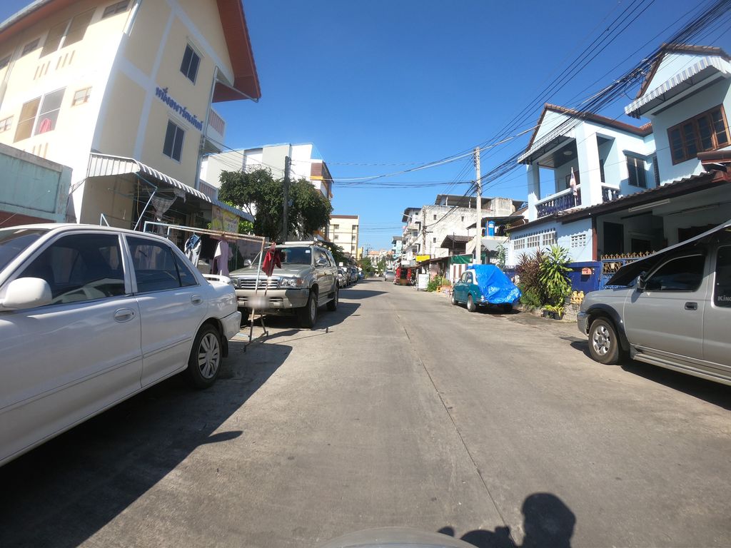 ภาพถนนตรงที่ ปริยากรบิวตี้ ตั้งอยู่ ถ่ายโดย chanuwath_grab พ.ศ. 2562 (2019) · A street-level view of where ปริยากรบิวตี้ · Pri Ya Kon Beauty stands, by chanuwath_grab in 2562 (2019)