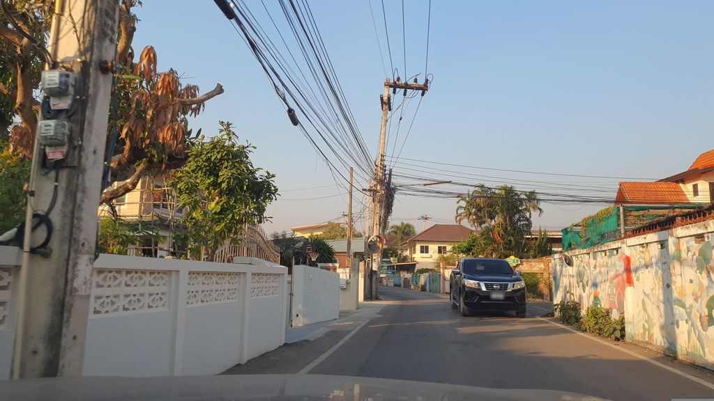 ภาพถนนตรงที่ พิพิธภัณฑ์รถโบราณเชียงใหม่ ตั้งอยู่ ถ่ายโดย jrcarlsen พ.ศ. 2566 (2023) · A street-level view of where พิพิธภัณฑ์รถโบราณเชียงใหม่ · Rot Brona Chiang Mai Museum stands, by jrcarlsen in 2566 (2023)