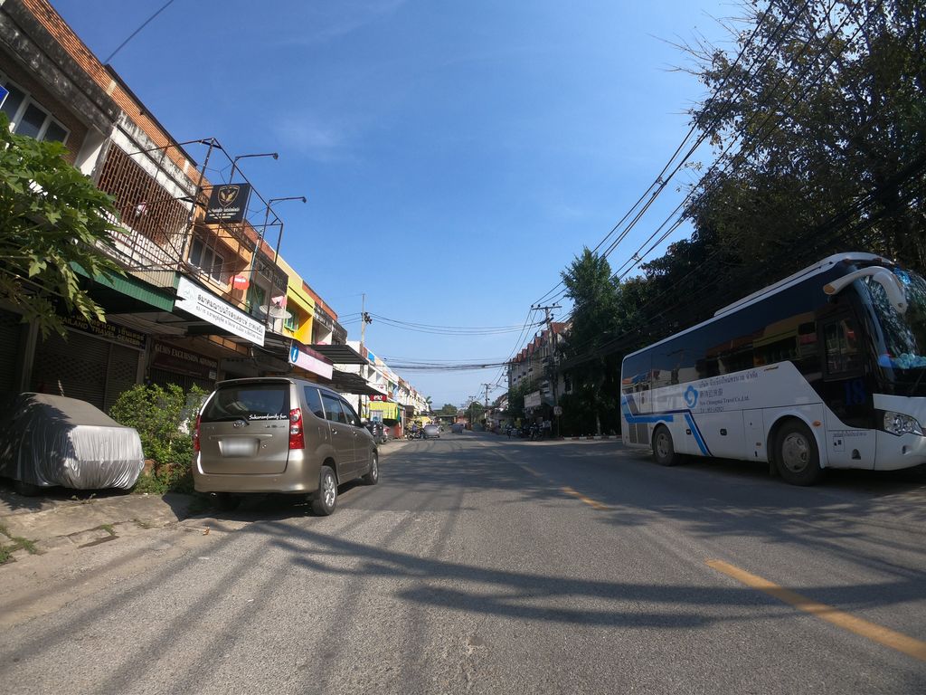ภาพถนนตรงที่ Thai Visa Service ตั้งอยู่ ถ่ายโดย chanuwath_grab พ.ศ. 2562 (2019) · A street-level view of where Thai Visa Service stands, by chanuwath_grab in 2562 (2019)
