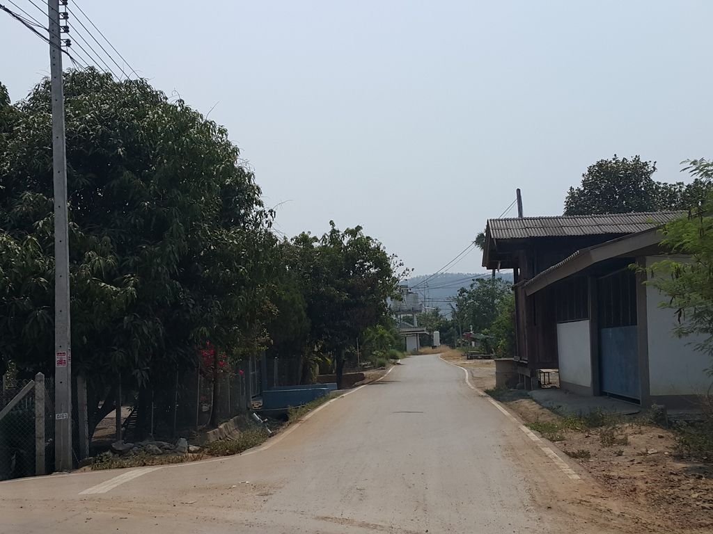 ภาพถนนตรงที่ ล้าน ต๋ำ-อุ-บล ตั้งอยู่ ถ่ายโดย jrcarlsen พ.ศ. 2559 (2016) · A street-level view of where ล้าน ต๋ำ-อุ-บล · Lan Tam-u-bon stands, by jrcarlsen in 2559 (2016)