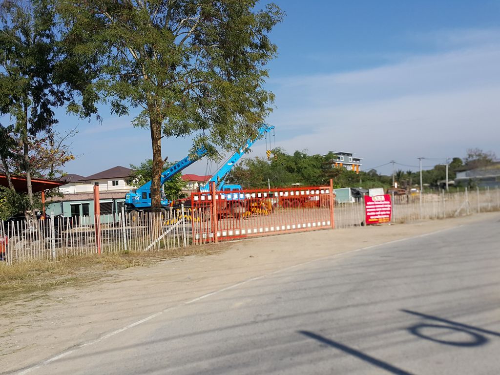 ภาพถนนตรงที่ มาอยู่ คาเฟ่ ตั้งอยู่ ถ่ายโดย jrcarlsen พ.ศ. 2558 (2015) · A street-level view of where มาอยู่ คาเฟ่ · Mayu Café stands, by jrcarlsen in 2558 (2015)