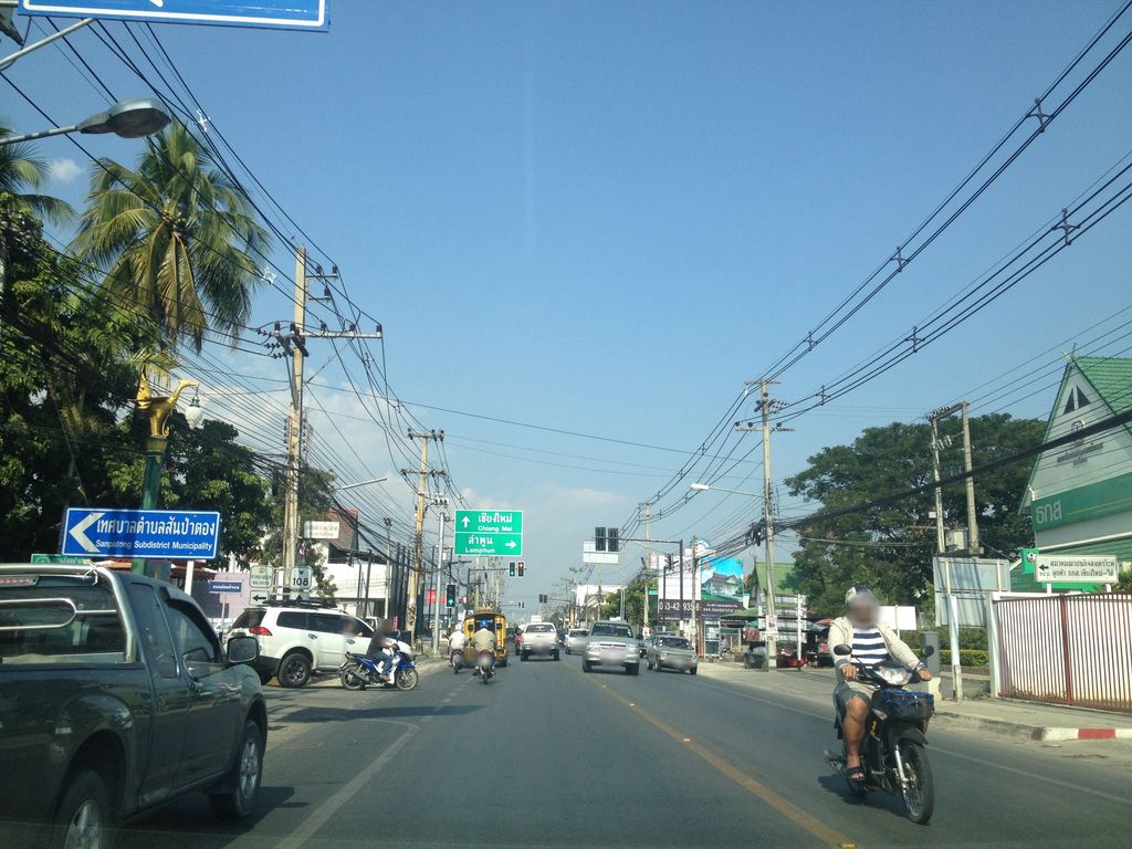 ภาพถนนตรงที่ โรงพยาบาลสัตว์หมาแมวสันป่าตอง ตั้งอยู่ ถ่ายโดย jimwatana พ.ศ. 2558 (2015) · A street-level view of where โรงพยาบาลสัตว์หมาแมวสันป่าตอง · Sat Mamaeo San Pa Tong Hospital stands, by jimwatana in 2558 (2015)