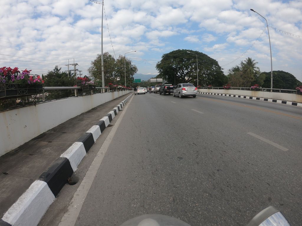 ภาพถนนตรงที่ พ่วงข้างลานทอง ตั้งอยู่ ถ่ายโดย chanuwath_grab พ.ศ. 2562 (2019) · A street-level view of where พ่วงข้างลานทอง · Phuangkhang Lan Thong stands, by chanuwath_grab in 2562 (2019)