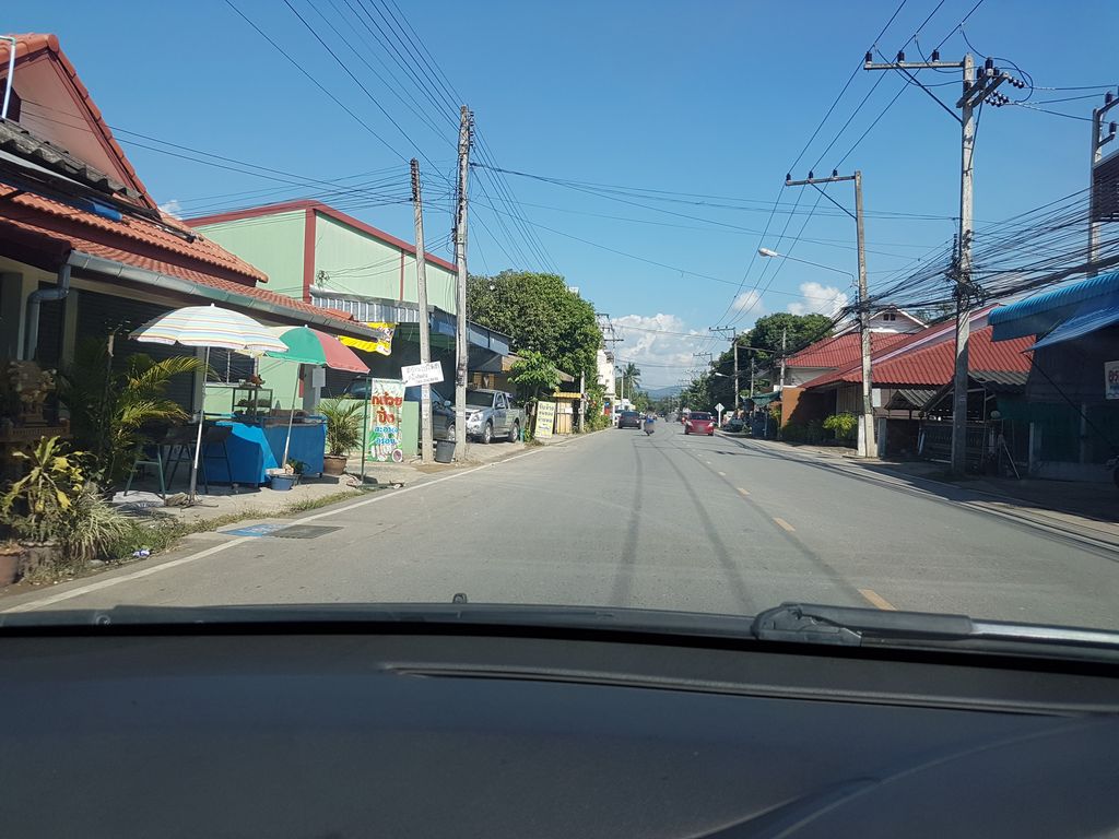ภาพถนนตรงที่ กินบ้านอ้อ สาขาแม่โจ้ ตั้งอยู่ ถ่ายโดย ekkarin พ.ศ. 2561 (2018) · A street-level view of where กินบ้านอ้อ สาขาแม่โจ้ · Kinbano Sakha Mae Jo stands, by ekkarin in 2561 (2018)