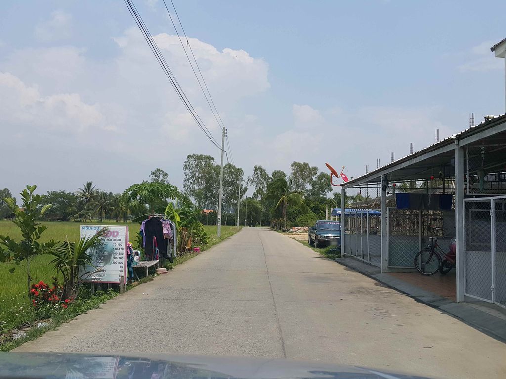 ภาพถนนตรงที่ เลอวองจินตคณิต ตั้งอยู่ ถ่ายโดย jrcarlsen พ.ศ. 2558 (2015) · A street-level view of where เลอวองจินตคณิต · Loe Wong Chintoknit stands, by jrcarlsen in 2558 (2015)
