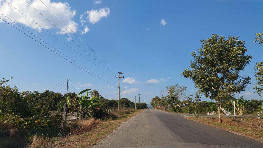 ภาพถนนตรงที่ วัดป่ารัตนสุวรรณ ตั้งอยู่ ถ่ายโดย jrcarlsen พ.ศ. 2565 (2022) · A street-level view of where วัดป่ารัตนสุวรรณ · Wat Pa Ratna Suoraron stands, by jrcarlsen in 2565 (2022)