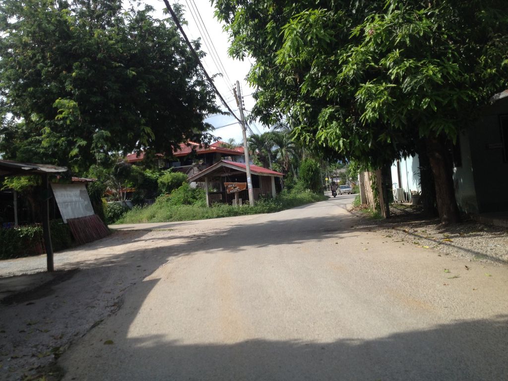 ภาพถนนตรงที่ ตะเลิดเปิดเปิง ตั้งอยู่ ถ่ายโดย jimwatana พ.ศ. 2558 (2015) · A street-level view of where ตะเลิดเปิดเปิง · Taloet Poet Poeng stands, by jimwatana in 2558 (2015)