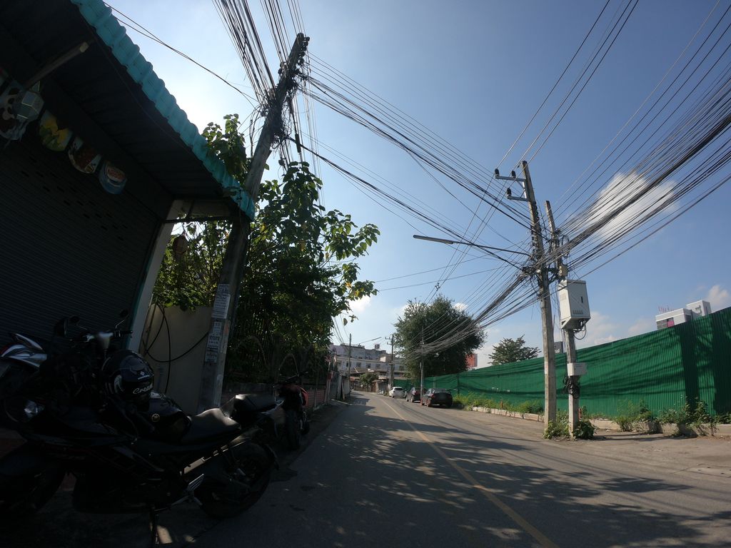 ภาพถนนตรงที่ น้องอัญก๋วยเตี๋ยวเนื้อ ตั้งอยู่ ถ่ายโดย chanuwath_grab พ.ศ. 2562 (2019) · A street-level view of where น้องอัญก๋วยเตี๋ยวเนื้อ · Nongan Kuai Tiaonuea stands, by chanuwath_grab in 2562 (2019)