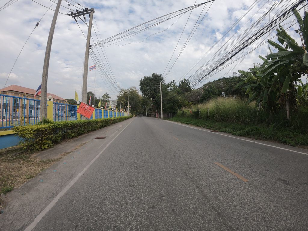 ภาพถนนตรงที่ เบสท์โฟน ตั้งอยู่ ถ่ายโดย chanuwath_grab พ.ศ. 2562 (2019) · A street-level view of where เบสท์โฟน · Betfon stands, by chanuwath_grab in 2562 (2019)