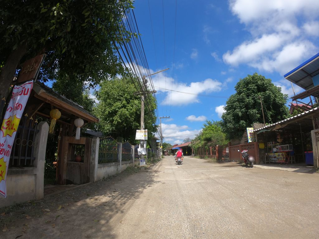 ภาพถนนตรงที่ Fiat Coffee and Carwash ตั้งอยู่ ถ่ายโดย chanuwath_grab พ.ศ. 2562 (2019) · A street-level view of where Fiat Coffee and Carwash stands, by chanuwath_grab in 2562 (2019)