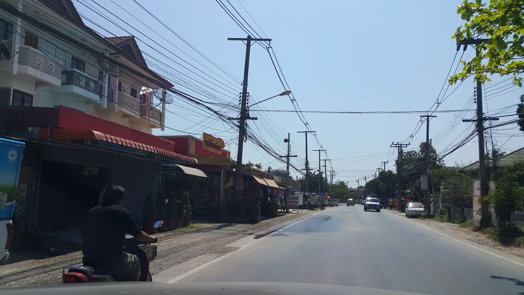 ภาพถนนตรงที่ วิบวับคาร์แคร์ ล้างรถ24ชั่วโมง ตั้งอยู่ ถ่ายโดย jrcarlsen พ.ศ. 2560 (2017) · A street-level view of where วิบวับคาร์แคร์ ล้างรถ24ชั่วโมง · Wipwap Car Care Langrot24chuamong stands, by jrcarlsen in 2560 (2017)