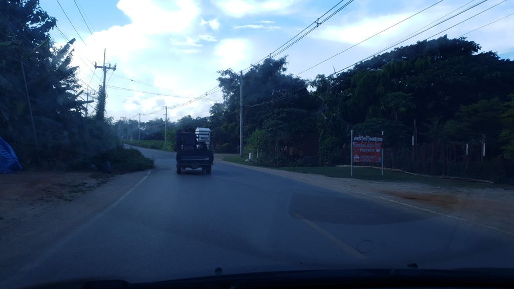 ภาพถนนตรงที่ ครัวบ้านสวน ตั้งอยู่ ถ่ายโดย silamanee พ.ศ. 2561 (2018) · A street-level view of where ครัวบ้านสวน · Khruabansuan stands, by silamanee in 2561 (2018)