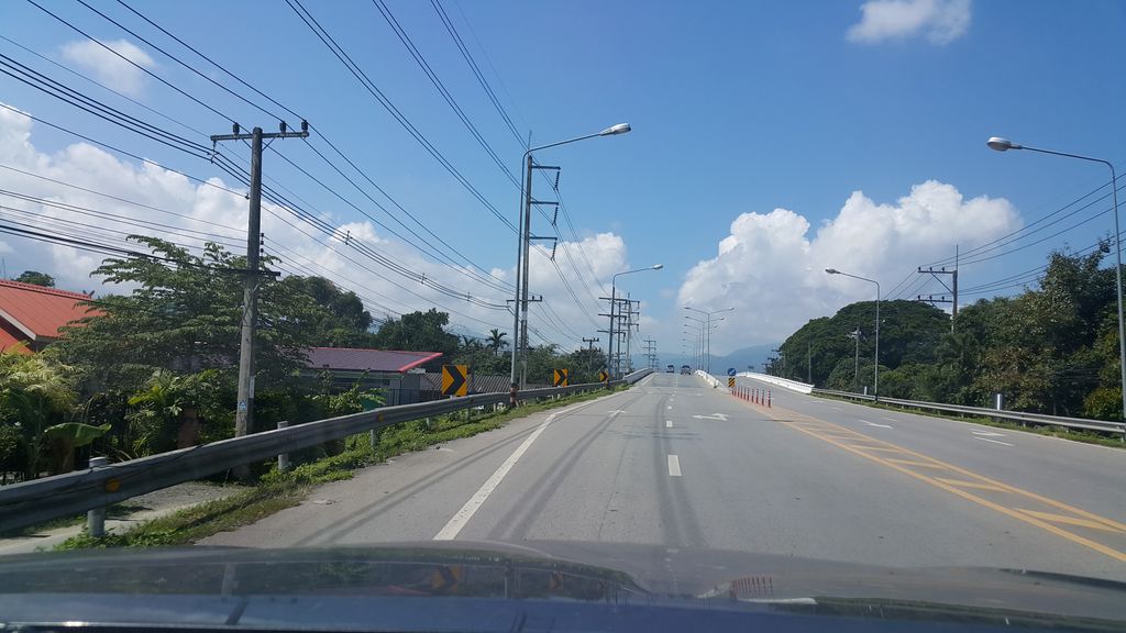 ภาพถนนตรงที่ อารีดัง โฮมสเตย์ ตั้งอยู่ ถ่ายโดย jrcarlsen พ.ศ. 2560 (2017) · A street-level view of where อารีดัง โฮมสเตย์ · Aridang Homestay stands, by jrcarlsen in 2560 (2017)