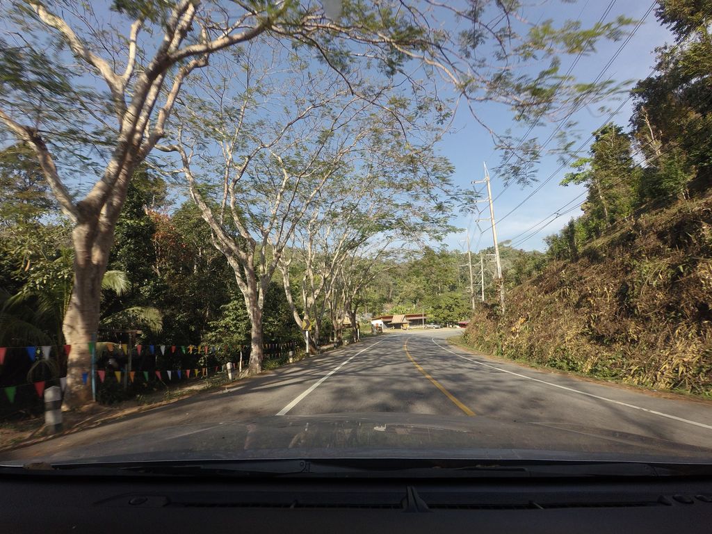 ภาพถนนตรงที่ ทางของป่า ตั้งอยู่ ถ่ายโดย mishari พ.ศ. 2564 (2021) · A street-level view of where ทางของป่า · Thangkhongpa stands, by mishari in 2564 (2021)