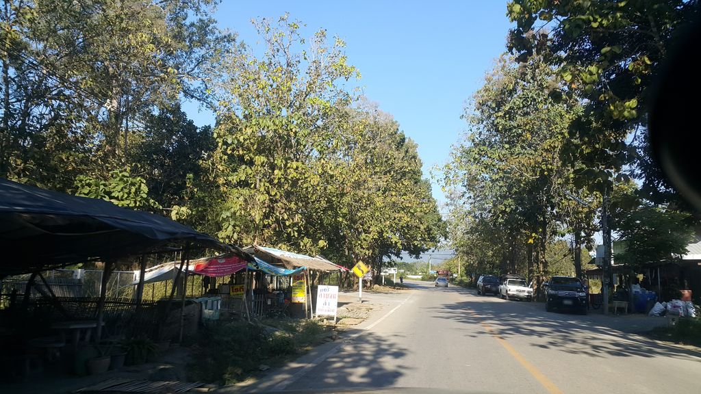 ภาพถนนตรงที่ ครัวจรีภรณ์ ตั้งอยู่ ถ่ายโดย jrcarlsen พ.ศ. 2561 (2018) · A street-level view of where ครัวจรีภรณ์ · Khruatripra stands, by jrcarlsen in 2561 (2018)