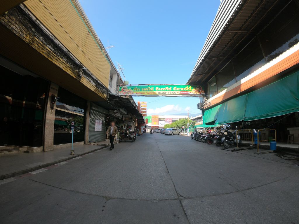 ภาพถนนตรงที่ ห้างทองมังกรหยก ตั้งอยู่ ถ่ายโดย chanuwath_grab พ.ศ. 2562 (2019) · A street-level view of where ห้างทองมังกรหยก · Hangthong Mangka Yok stands, by chanuwath_grab in 2562 (2019)