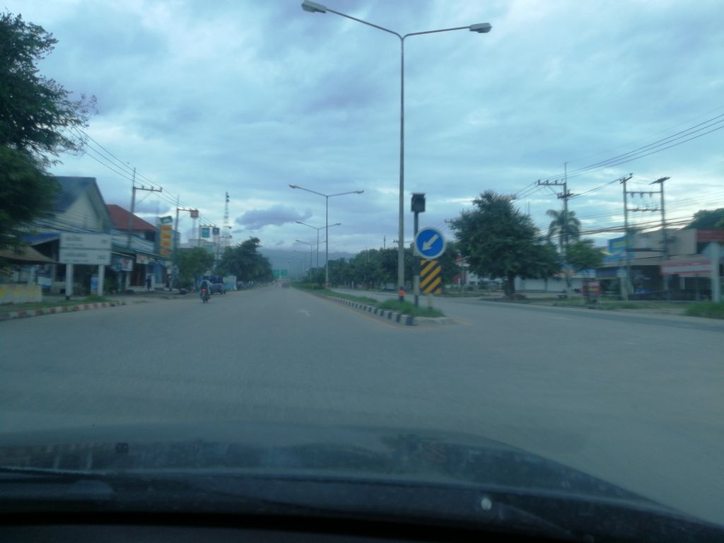 ภาพถนนตรงที่ สมพงษ์บาร์เบอร์ ตั้งอยู่ ถ่ายโดย chanon พ.ศ. 2561 (2018) · A street-level view of where สมพงษ์บาร์เบอร์ · Samaphong Barber stands, by chanon in 2561 (2018)