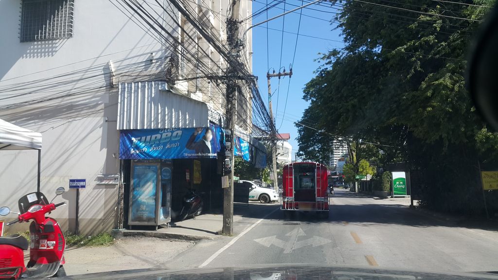 ภาพถนนตรงที่ พลัดถิ่น Phladthint Coffee ตั้งอยู่ ถ่ายโดย jrcarlsen พ.ศ. 2561 (2018) · A street-level view of where พลัดถิ่น Phladthint Coffee stands, by jrcarlsen in 2561 (2018)
