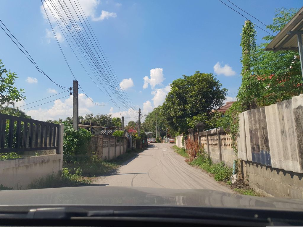 ภาพถนนตรงที่ อ๋องแอ๋งการช่าง ตั้งอยู่ ถ่ายโดย jrcarlsen พ.ศ. 2566 (2023) · A street-level view of where อ๋องแอ๋งการช่าง · Ong Aeng Kanchang stands, by jrcarlsen in 2566 (2023)
