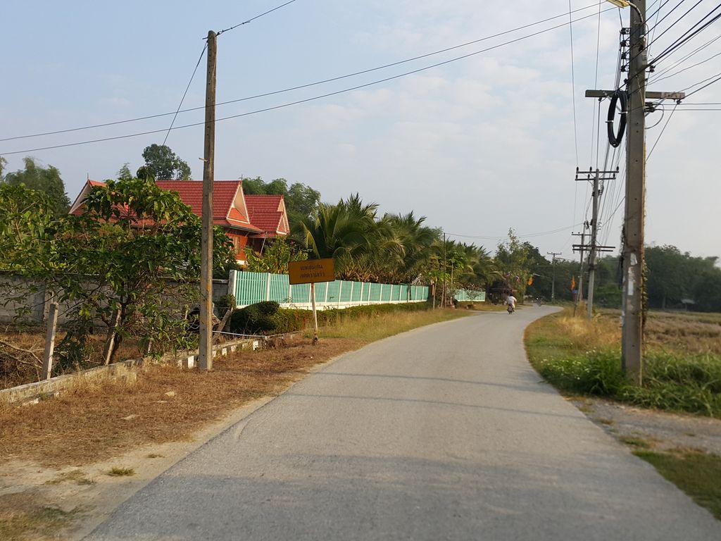 ภาพถนนตรงที่ ร้านขาหมู ปื๊นเฮือน ตั้งอยู่ ถ่ายโดย jrcarlsen พ.ศ. 2558 (2015) · A street-level view of where ร้านขาหมู ปื๊นเฮือน · Ran Khamu Puenhuean stands, by jrcarlsen in 2558 (2015)
