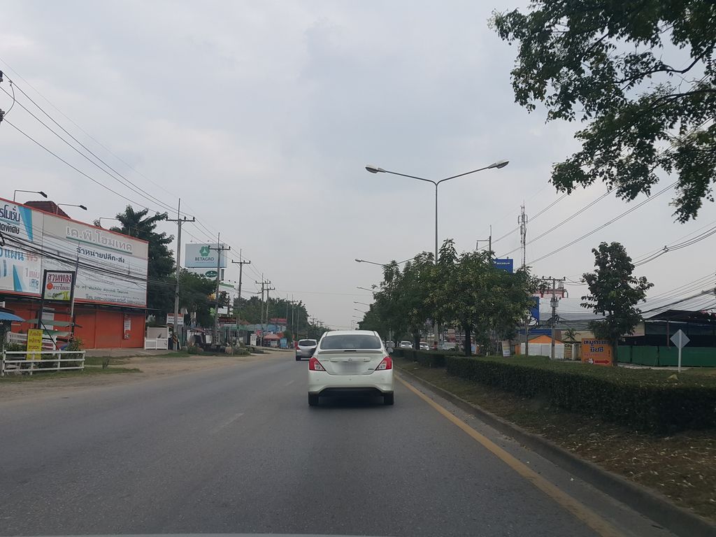 ภาพถนนตรงที่ วีอา คาราโอเกะ ตั้งอยู่ ถ่ายโดย jrcarlsen พ.ศ. 2558 (2015) · A street-level view of where วีอา คาราโอเกะ · Wia Kharaoke stands, by jrcarlsen in 2558 (2015)