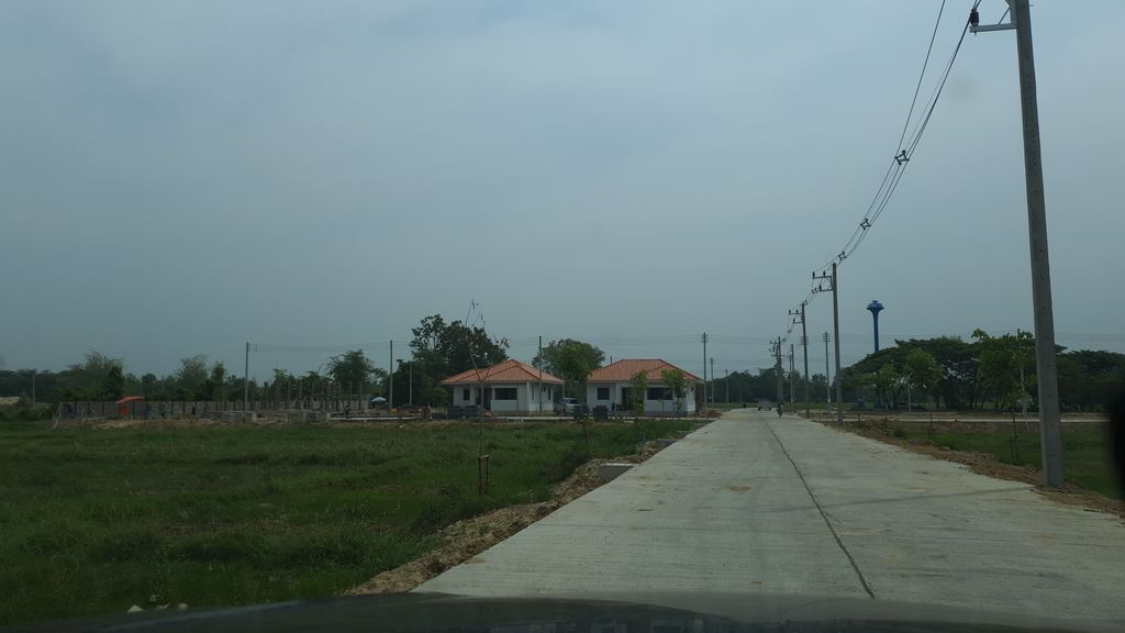 ภาพถนนตรงที่ บ้านชญาโฮม 5 ตั้งอยู่ ถ่ายโดย jrcarlsen พ.ศ. 2563 (2020) · A street-level view of where บ้านชญาโฮม 5 · Ban Chayahom 5 stands, by jrcarlsen in 2563 (2020)