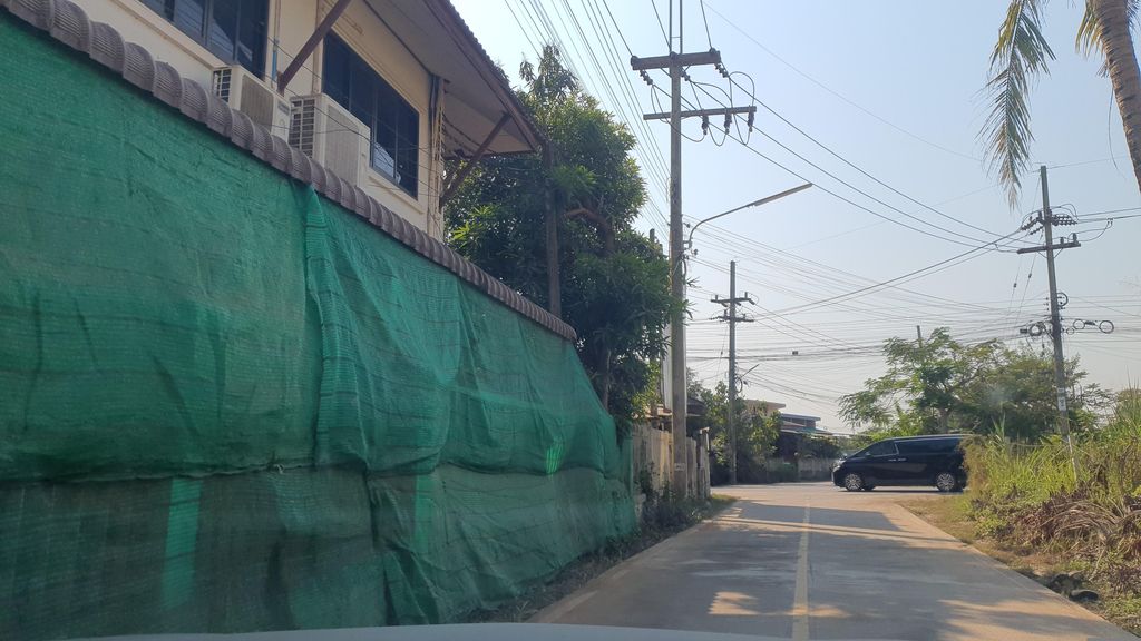ภาพถนนตรงที่ เทศบาลตำบลสันผักหวาน ตั้งอยู่ ถ่ายโดย jrcarlsen พ.ศ. 2566 (2023) · A street-level view of where เทศบาลตำบลสันผักหวาน · Tambon San Phakwan Municipality stands, by jrcarlsen in 2566 (2023)