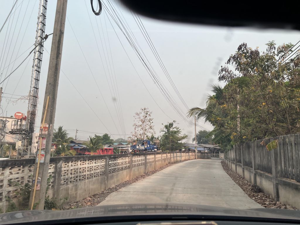 ภาพถนนตรงที่ พระคริสตธรรมฟ้าใหม่ ตั้งอยู่ ถ่ายโดย lin_wang พ.ศ. 2567 (2024) · A street-level view of where พระคริสตธรรมฟ้าใหม่ · Phrakhrittatham Famai stands, by lin_wang in 2567 (2024)