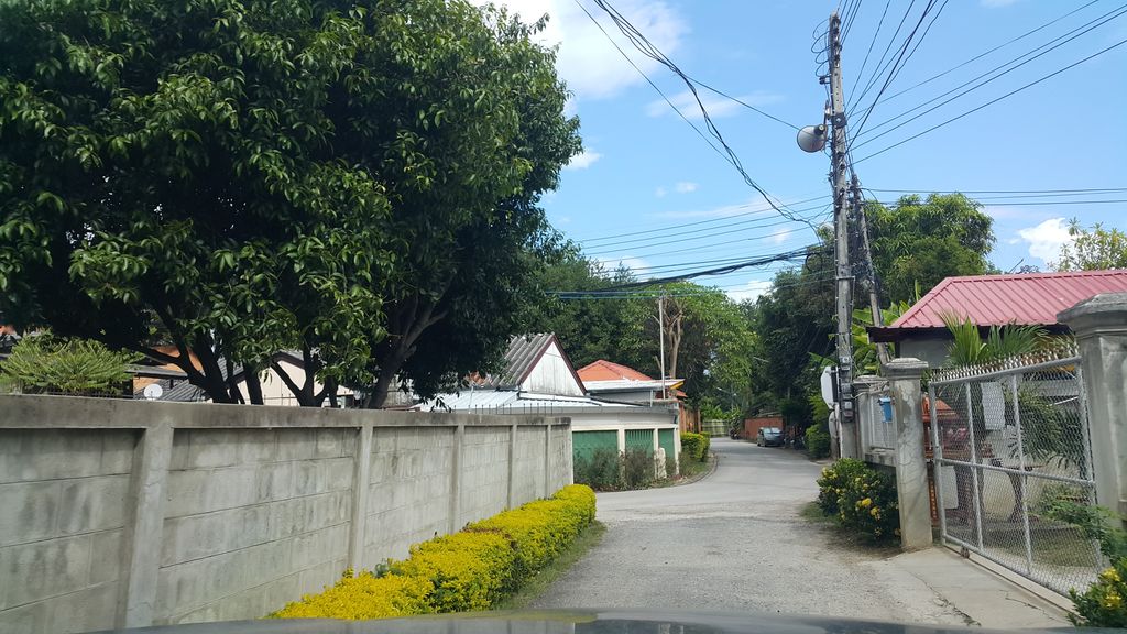 ภาพถนนตรงที่ จิ๊กโก๋ 90's คาเฟ่ ตั้งอยู่ ถ่ายโดย jrcarlsen พ.ศ. 2559 (2016) · A street-level view of where จิ๊กโก๋ 90's คาเฟ่ · Chikko 90's Café stands, by jrcarlsen in 2559 (2016)