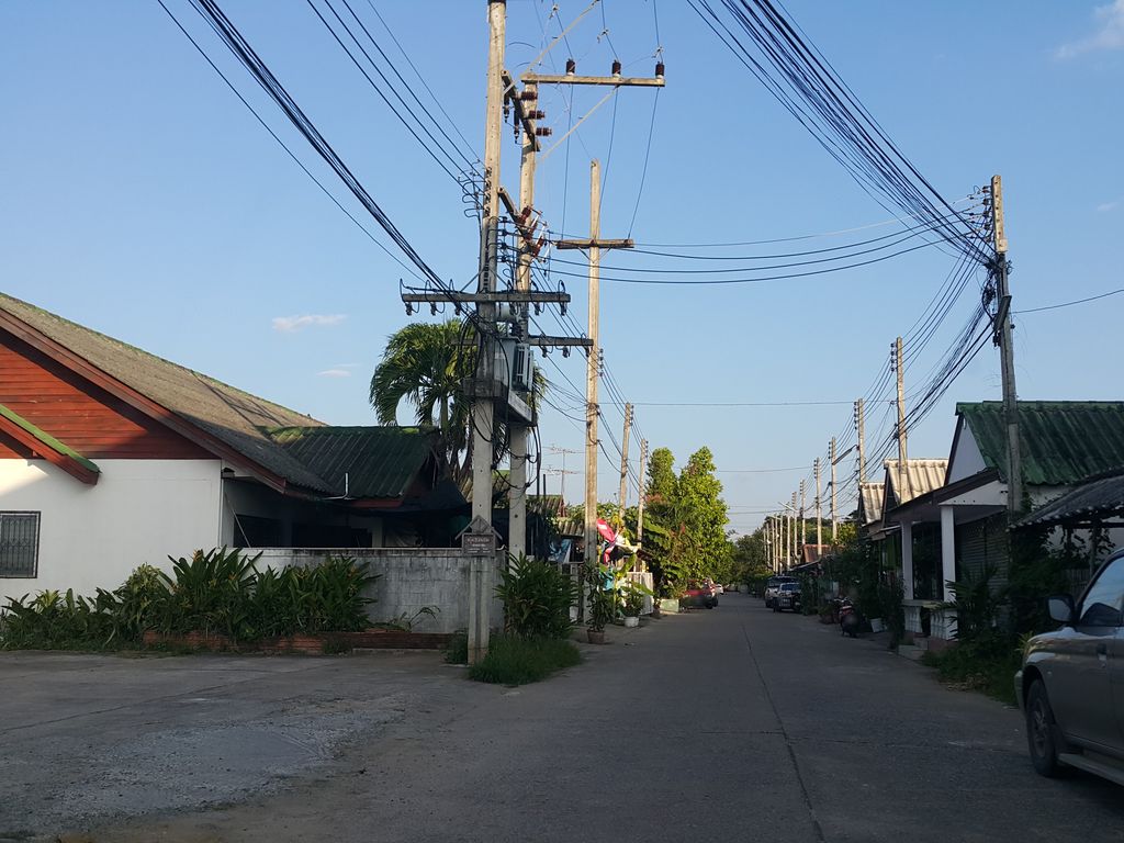 ภาพถนนตรงที่ หนึ่งเก้าเก้าเก้าคาเฟ่ ตั้งอยู่ ถ่ายโดย jrcarlsen พ.ศ. 2558 (2015) · A street-level view of where หนึ่งเก้าเก้าเก้าคาเฟ่ · Nueng Kao Kao Kao Café stands, by jrcarlsen in 2558 (2015)