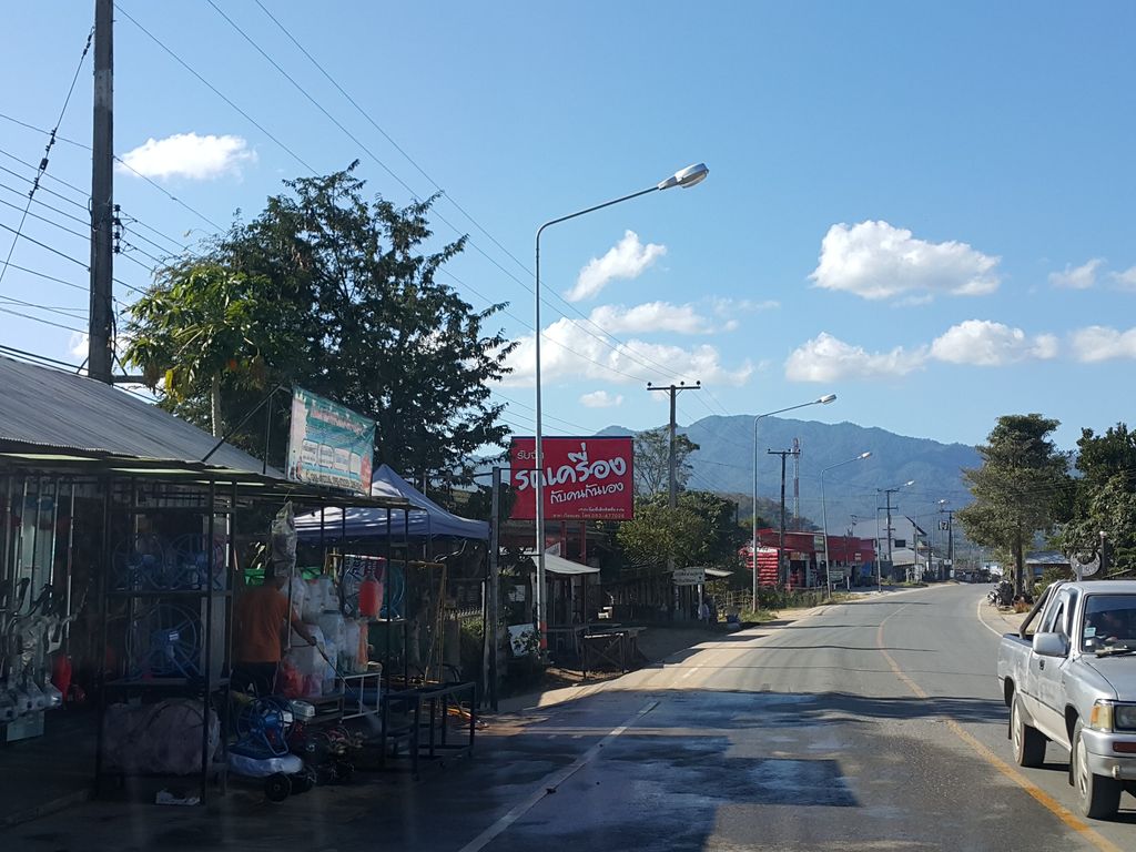 ภาพถนนตรงที่ ร้านแซ่บมีเส้นชามโต ตั้งอยู่ ถ่ายโดย jrcarlsen พ.ศ. 2558 (2015) · A street-level view of where ร้านแซ่บมีเส้นชามโต · Ran Saep Misen Chamto stands, by jrcarlsen in 2558 (2015)