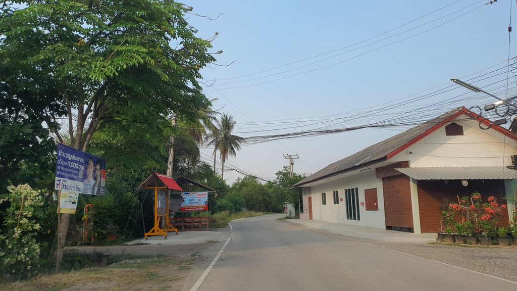 ภาพถนนตรงที่ BaanLuck Coffee ตั้งอยู่ ถ่ายโดย jrcarlsen พ.ศ. 2565 (2022) · A street-level view of where BaanLuck Coffee stands, by jrcarlsen in 2565 (2022)