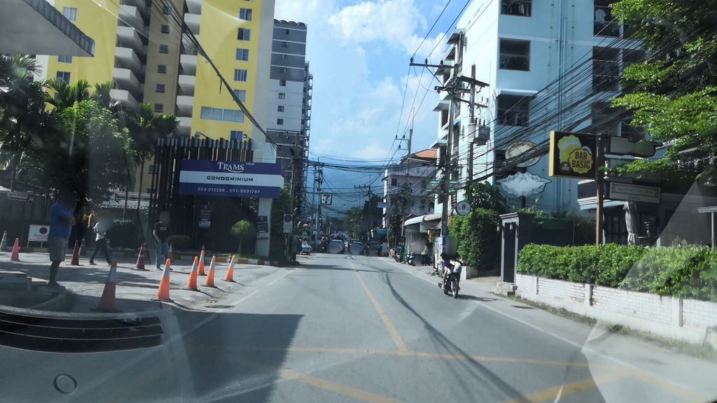 ภาพถนนตรงที่ ไปรษณีย์ไทย ตั้งอยู่ ถ่ายโดย charlesano พ.ศ. 2561 (2018) · A street-level view of where ไปรษณีย์ไทย · Thai Post office stands, by charlesano in 2561 (2018)