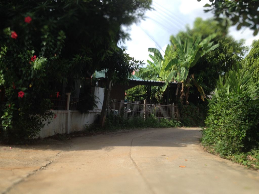 ภาพถนนตรงที่ กาแฟสวนย่า ตั้งอยู่ ถ่ายโดย jimwatana พ.ศ. 2558 (2015) · A street-level view of where กาแฟสวนย่า · Kafaesuanya stands, by jimwatana in 2558 (2015)