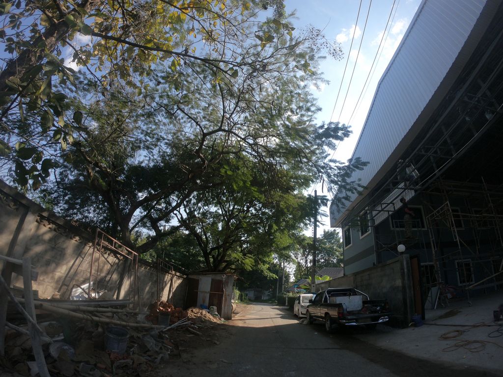 ภาพถนนตรงที่ กินปลา kinpla ตั้งอยู่ ถ่ายโดย chanuwath_grab พ.ศ. 2562 (2019) · A street-level view of where กินปลา kinpla stands, by chanuwath_grab in 2562 (2019)