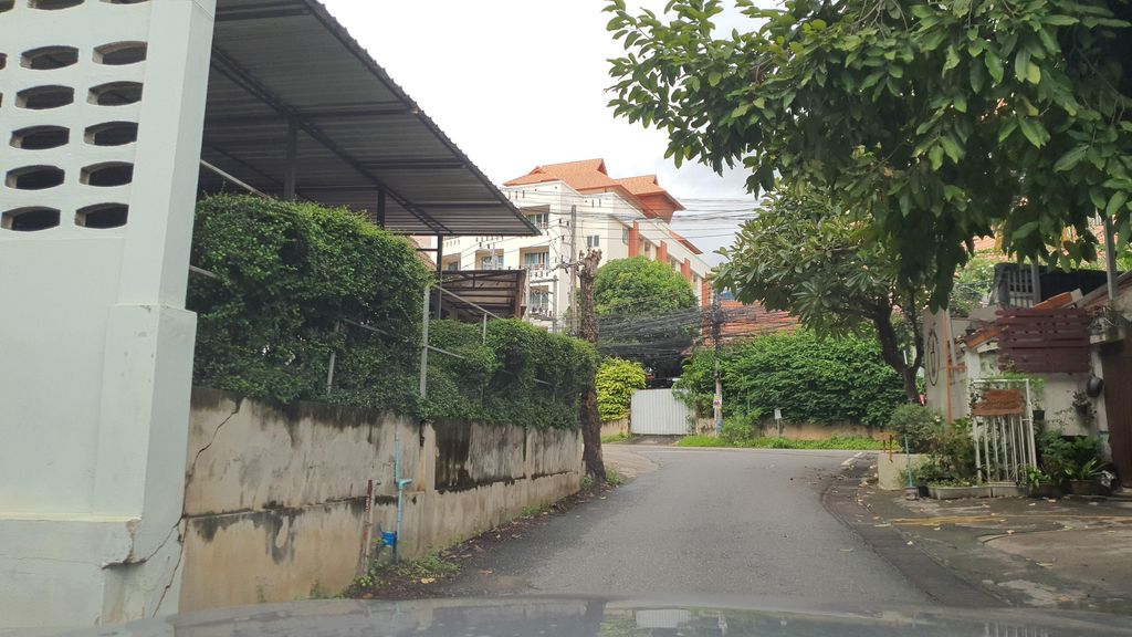 ภาพถนนตรงที่ SIR Room ตั้งอยู่ ถ่ายโดย jrcarlsen พ.ศ. 2564 (2021) · A street-level view of where SIR Room stands, by jrcarlsen in 2564 (2021)