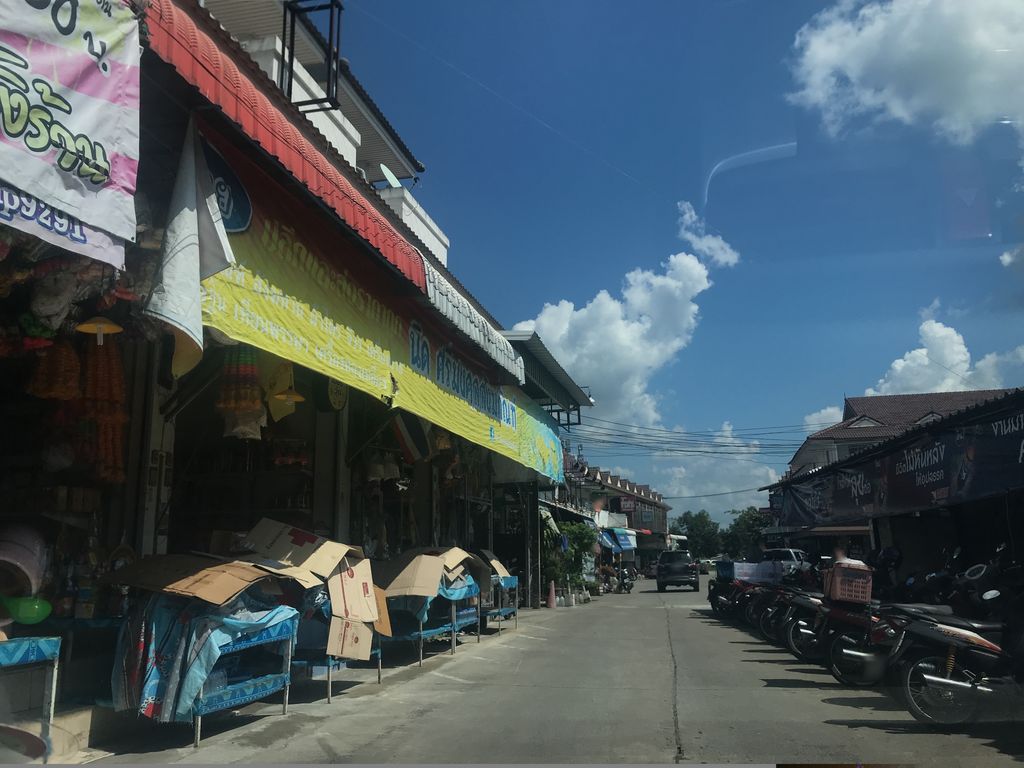 ภาพถนนตรงที่ ป้าหล้าไก่ทอด-หมูทอด ตั้งอยู่ ถ่ายโดย prasert พ.ศ. 2561 (2018) · A street-level view of where ป้าหล้าไก่ทอด-หมูทอด · Pala Kaithot-mutot stands, by prasert in 2561 (2018)