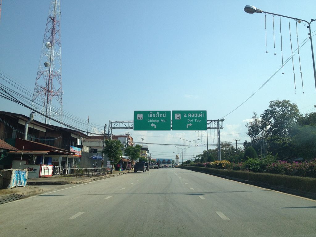 ภาพถนนตรงที่ ร้านอาหาร น้องแบงค์ 1 ตั้งอยู่ ถ่ายโดย jimwatana พ.ศ. 2558 (2015) · A street-level view of where ร้านอาหาร น้องแบงค์ 1 · Nongbaeng 1 Restaurant stands, by jimwatana in 2558 (2015)