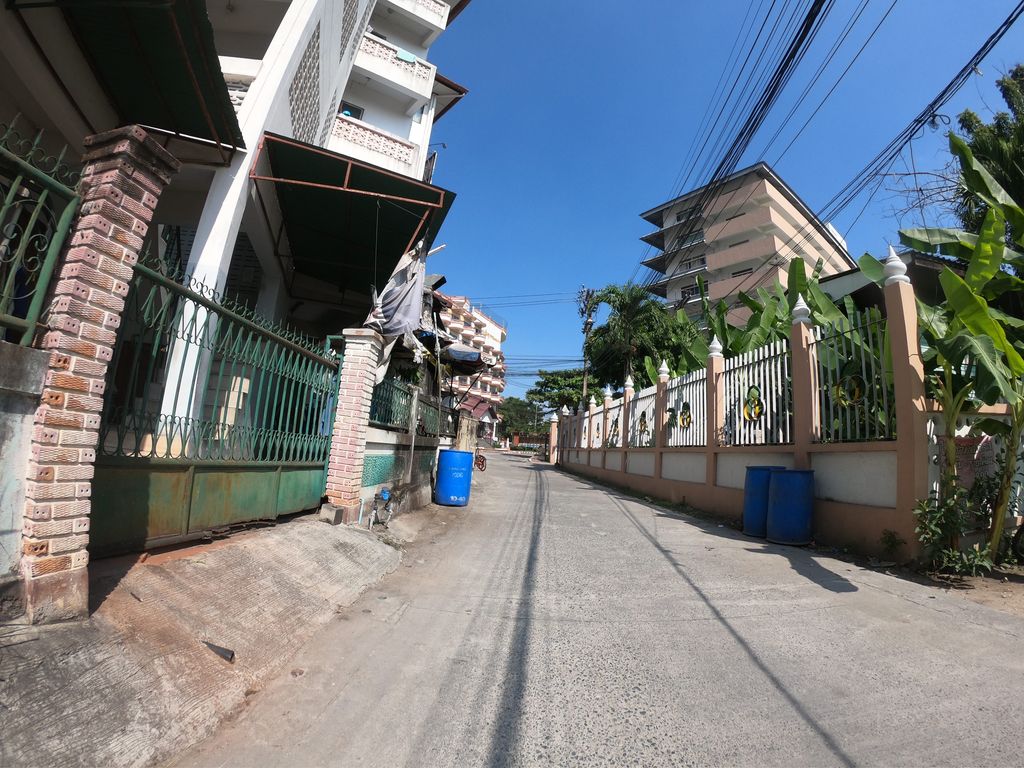 ภาพถนนตรงที่ หม่าล่าหนามฬา ตั้งอยู่ ถ่ายโดย chanuwath_grab พ.ศ. 2562 (2019) · A street-level view of where หม่าล่าหนามฬา · Mala Nam La stands, by chanuwath_grab in 2562 (2019)