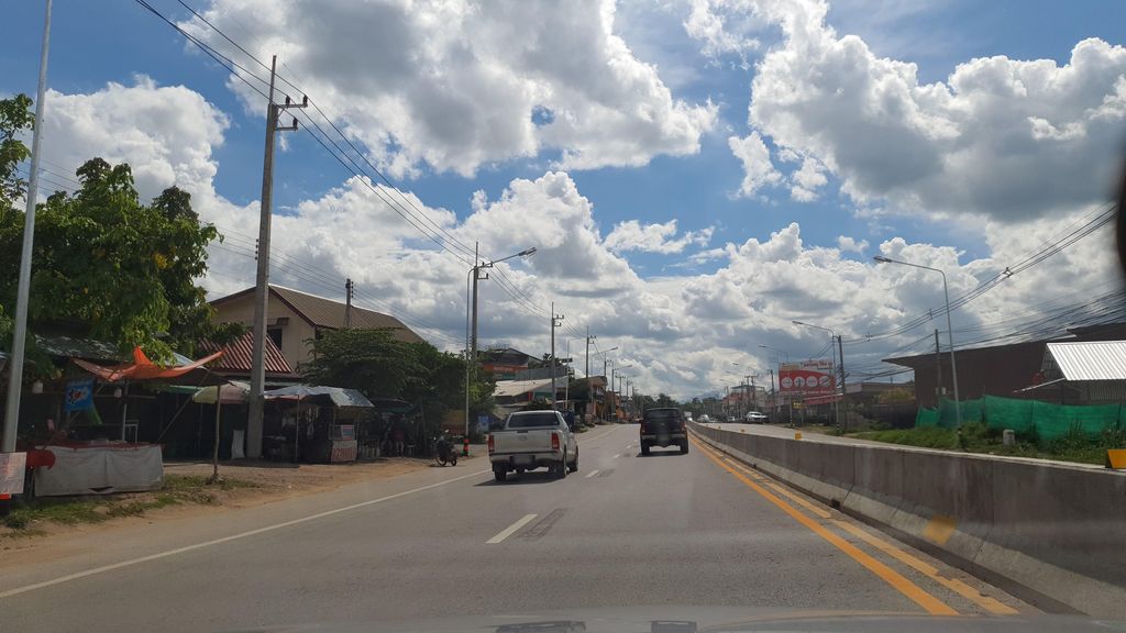 ภาพถนนตรงที่ ม้งกิจเจริญ ตั้งอยู่ ถ่ายโดย jrcarlsen พ.ศ. 2564 (2021) · A street-level view of where ม้งกิจเจริญ · Mongkitcherin stands, by jrcarlsen in 2564 (2021)