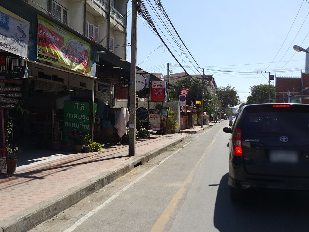 ภาพถนนตรงที่ 清邁繽紛中文旅行社 ตั้งอยู่ ถ่ายโดย jrcarlsen พ.ศ. 2558 (2015) · A street-level view of where 清邁繽紛中文旅行社 stands, by jrcarlsen in 2558 (2015)