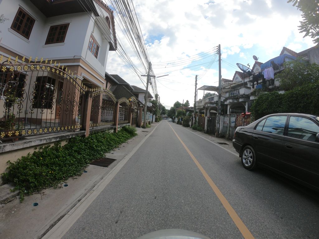 ภาพถนนตรงที่ OMT Burger ตั้งอยู่ ถ่ายโดย chanuwath_grab พ.ศ. 2562 (2019) · A street-level view of where OMT Burger stands, by chanuwath_grab in 2562 (2019)